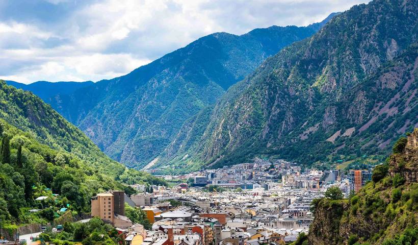 Les montagnes d'Andorre au-dessus d'Arinsal