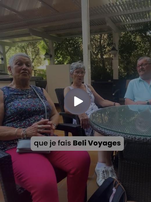 Un groupe de voyageurs Beli échange autour d'une table