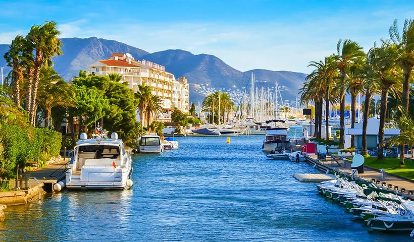 Les canaux d'Empuriabrava bordés de bateaux