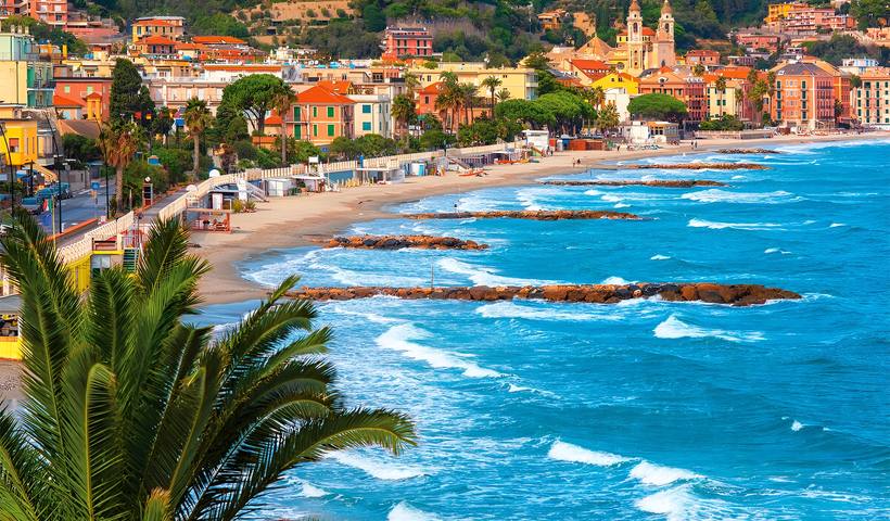 La baie et la plage d'Alassio sur la Riviera italienne