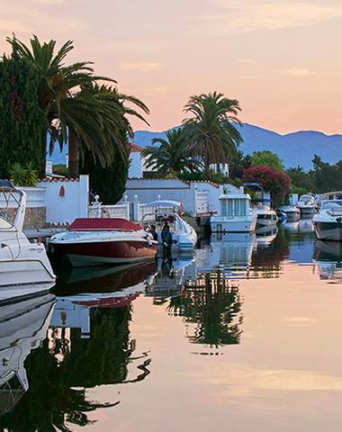 Un canal d'Empuriabrava au coucher du soleil