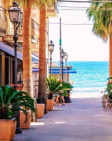 Les arcades d'Alassio ouvertes sur la mer